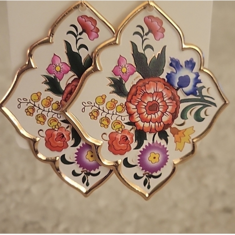 NEW FLORAL WHITE/GOLD Plated Style Earrings - Picture 7 of 8